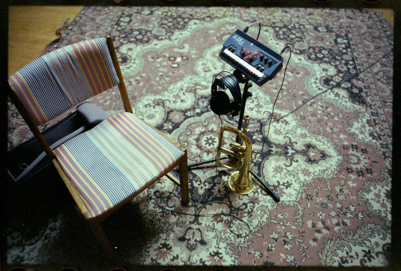 Palle Mikkelborgs trompet hængende på et stativ og den tomme stol efter ham