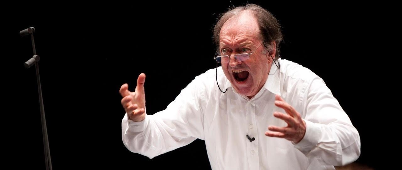 Nikolaus Harnoncourt foran Det Europæiske Kammerorkester (2000)